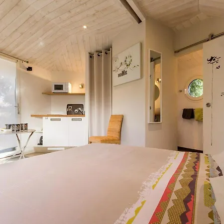 Perchée Avec Lit King-size, Salle D'eau, Kitchenette, Tv, Wi-fi Et Petit-déjeuner Inclus - Fr-1-306-1237