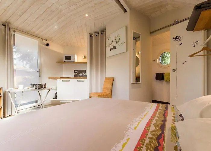 Perchée Avec Lit King-size, Salle D'eau, Kitchenette, Tv, Wi-fi Et Petit-déjeuner Inclus - Fr-1-306-1237