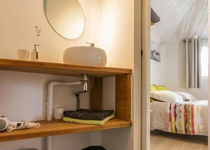 Perchée Avec Lit King-size, Salle D'eau, Kitchenette, Tv, Wi-fi Et Petit-déjeuner Inclus - Fr-1-306-1237 3* Port-Saint-Père