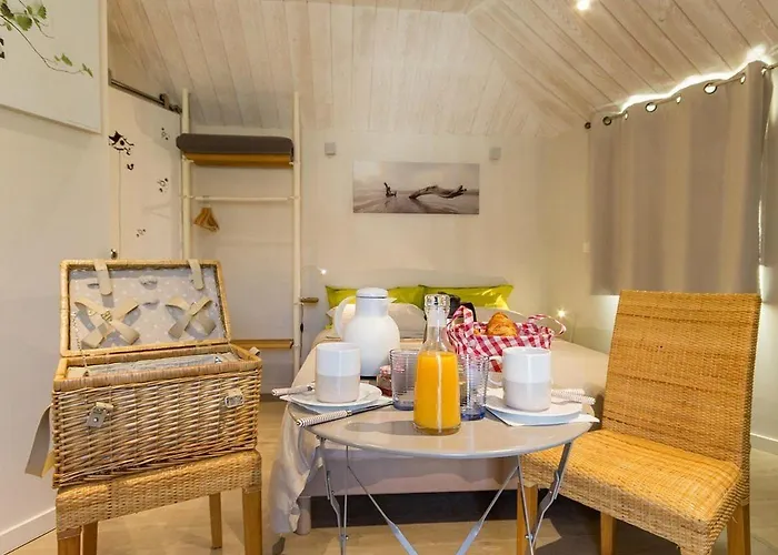 Perchée Avec Lit King-size, Salle D'eau, Kitchenette, Tv, Wi-fi Et Petit-déjeuner Inclus - Fr-1-306-1237 Bed & Breakfast