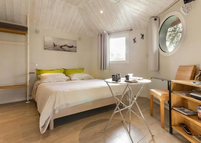 Bed & Breakfast Perchée Avec Lit King-size, Salle D'eau, Kitchenette, Tv, Wi-fi Et Petit-déjeuner Inclus - Fr-1-306-1237 3*